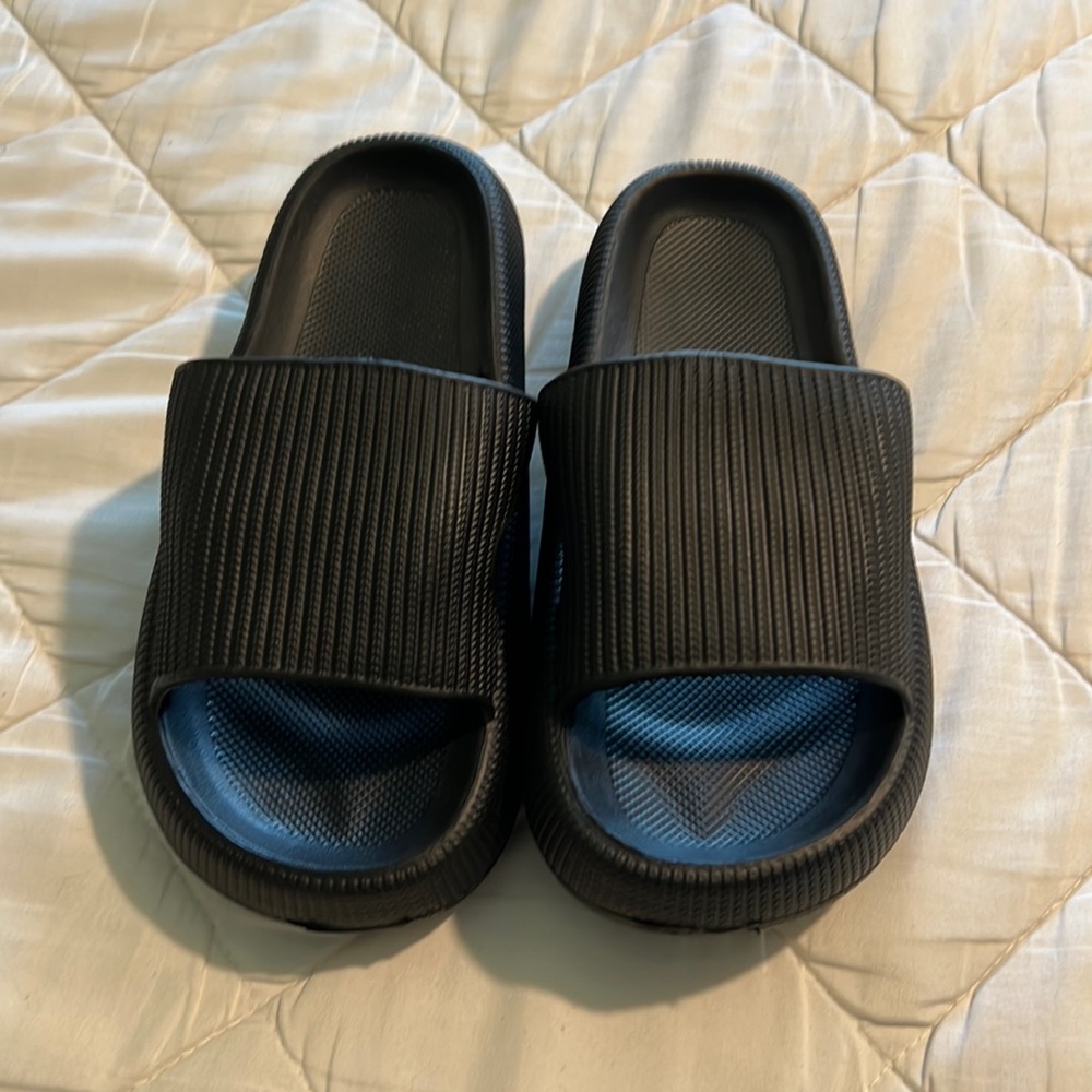 Black slide’s sandals